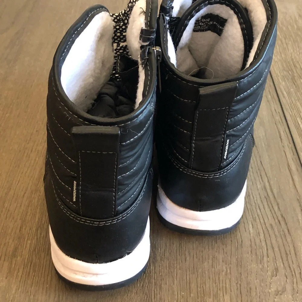 Khombu Black and White Lace-Up Winter Boots